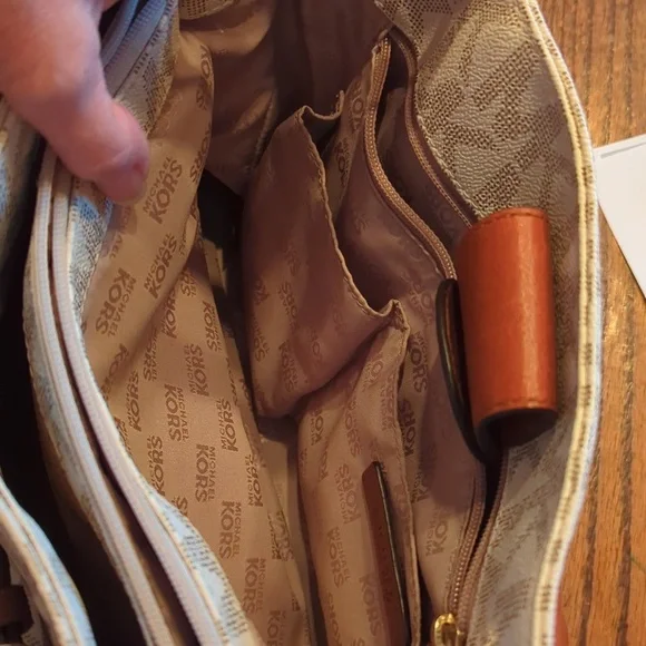 Large Michael Kors hand bag. - Picture 5 of 9